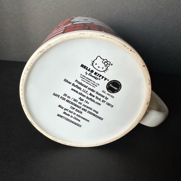 Red and white Hello Kittty 20 oz. Mug - Picture 4 of 4